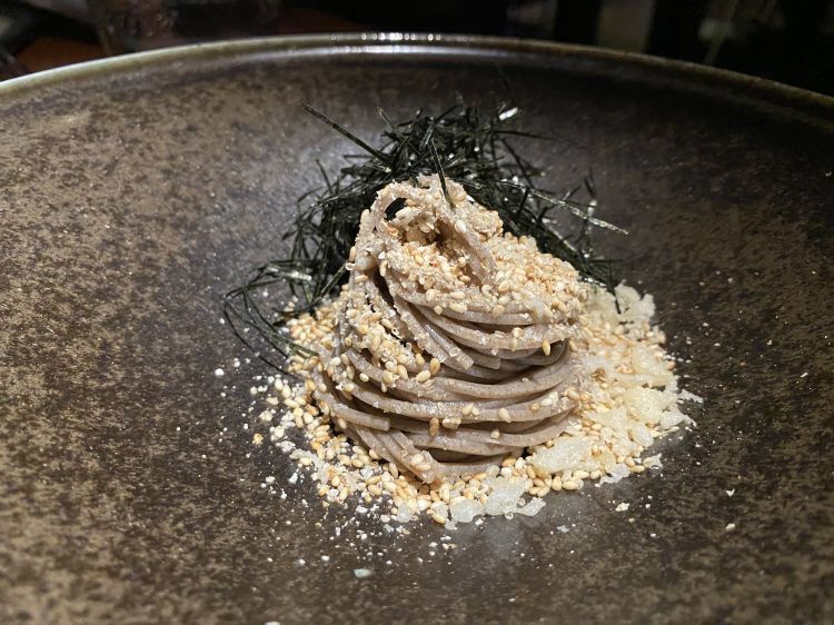 Spaghetto di grano saraceno con granella di tempura, sedano tostato e alga nori
