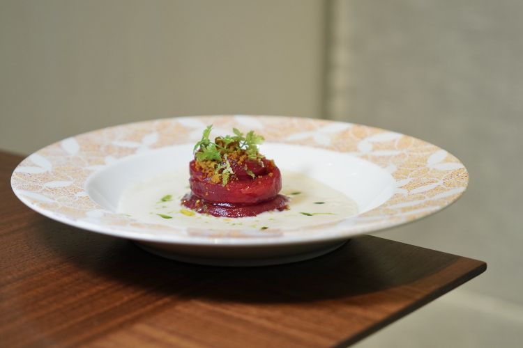 Spaghetto di tonno rosso, bagna cauda e crumble di pistacchi
