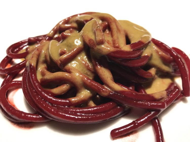 Spaghetto alla rapa rossa, salsa curry e cocco