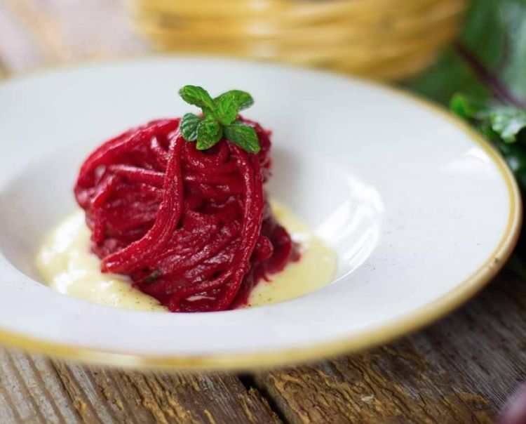 Spaghettone con crema di barbabietola rossa e fonduta di caciocavallo stagionato in grotta
