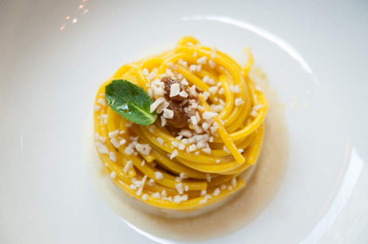 Spaghettone Mancini, crema di cavolo, uvetta passa e pinoli