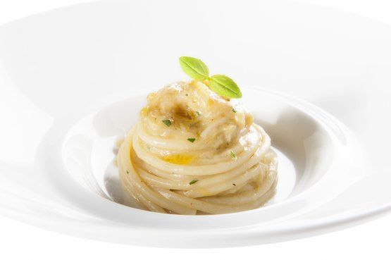 Gli Spaghettoni al cipollotto, uno dei piatti celeberrimi di Aimo e Nadia. La prima versione è del 1965