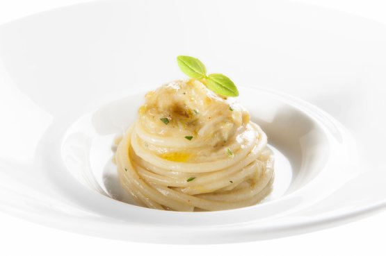 INTRAMONTABILE. Spaghetti al cipollotto fresco e peperoncino con filo d'olio e basilico ligure