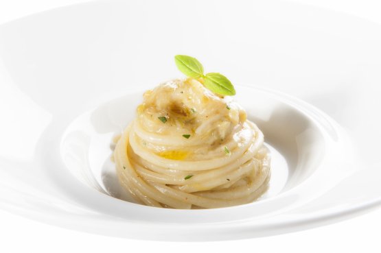 Spaghettoni al cipollotto, one of the most famous dishes by Aimo and Nadia. The first edition is from 1965