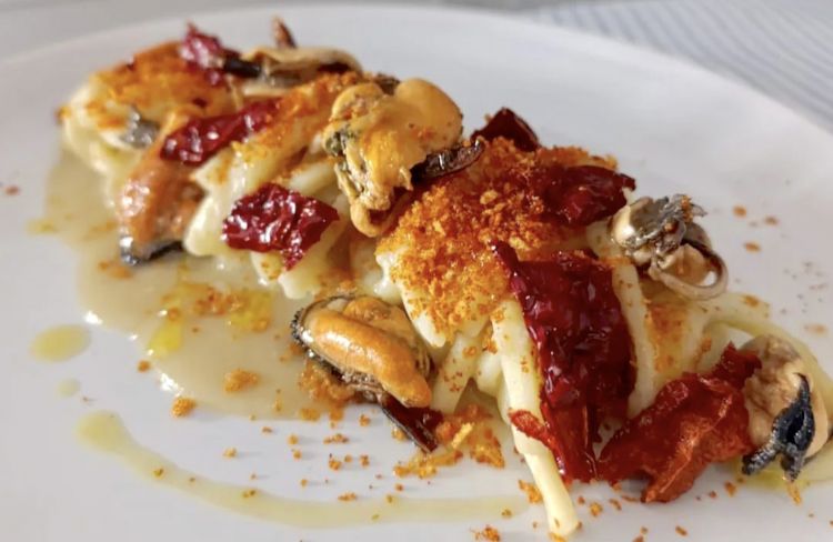 Spaghettoni con purè di fave secche, cozze e mollica croccante al crusco