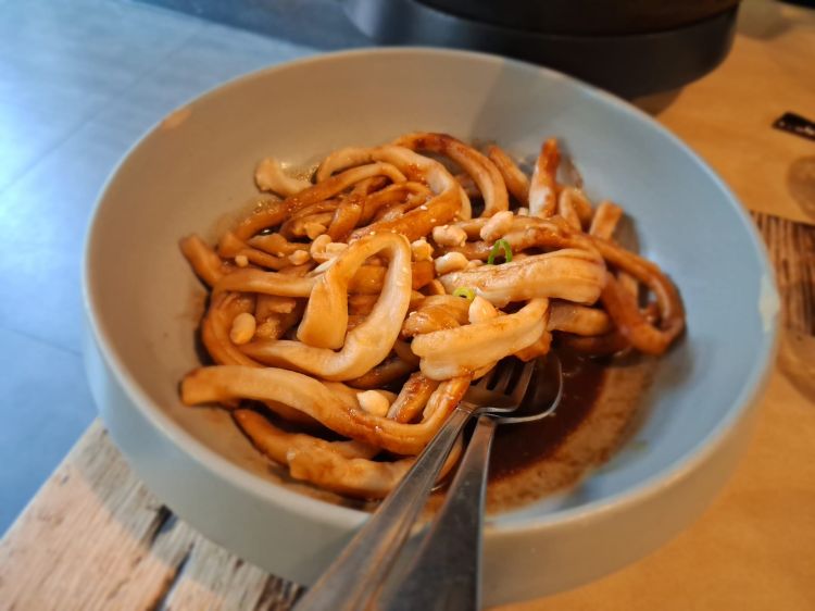 Spaghettoni tirati a mano con salsa di sesamo e pepe di Sichuan
