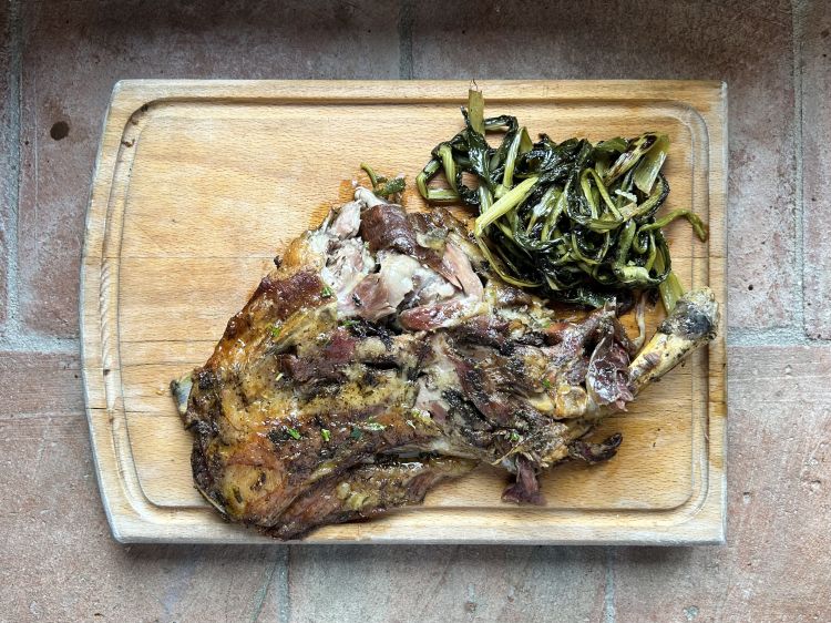 Spalla di agnello con cicorie
