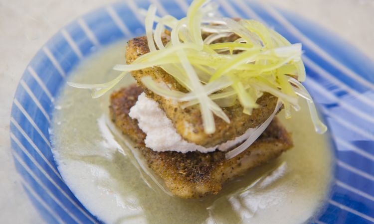 Spatola panata al barbecue, con mandorle e Leche de Tigre
