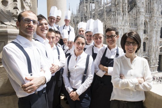 Sabrina Romito (Cristiana’s twin sister, the first to the right, next to Gaia Giordano), Fabio Catino and Francesco Spina (the first two to the right) with the team at Spazio Milano, on the terrace facing the Duomo. Niko Romito’s galaxy also includes two more Spazio restaurants: in Rivisondoli in Abruzzo and inside Eataly Roma (photo by Brambilla/Serrani)
