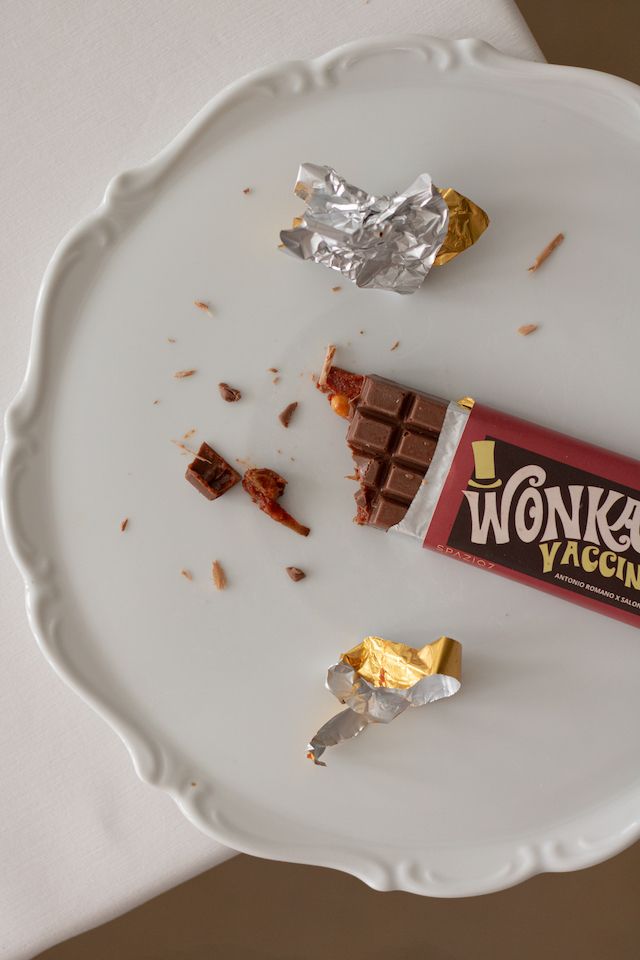 La tavoletta di cioccolato, incartata come un gold ticket di Willy Wonka
