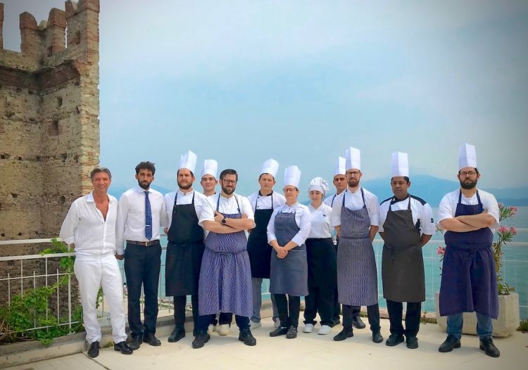 Lo staff de La Speranzina a Sirmione. Da sinistra patron Stefano Giordani, poi il restaurant manager
Mohamed El Alloui detto Carlo, la sous Vania Viapiana, i commis Lorenzo Padova e Bogdan Smirnov, lo chef Fabrizio Molteni (con gli occhiali), la commis Clarissa Cataldi, la pastry Elena Mor, gli chef de partie Bernardo Andrade e Lorenzo Comincini, il commis Assan Iranga, lo chef de partie Giampiero Pezzella. Foto Tanio Liotta
