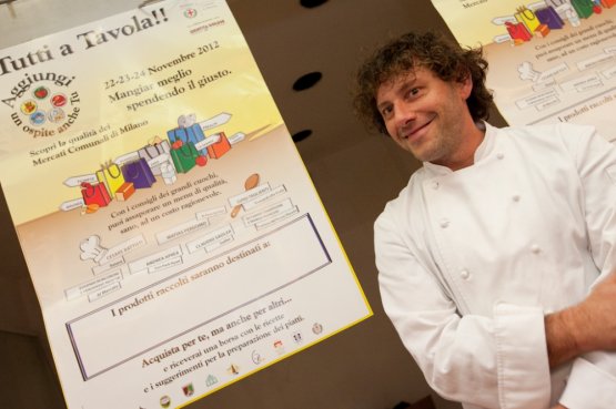 Cesare Battisti, chef del ristorante Ratanà in via De Castillia a MIlano, fotografato ieri mattina all'interno del mercato Zara in piazzale Lagosta per dare consigli ai clienti sulla loro spesa. L'iniziativa solidale Tutti a Tavola!! Aggiungi un ospite anche Tu prosegue fino a domani sera nei sette mercati comunali coinvolti (foto di Sonia Santagostino)