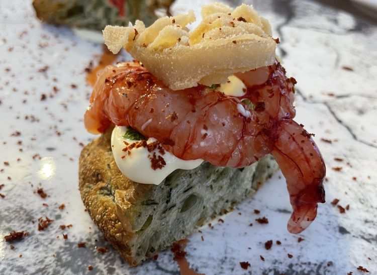 Spicchio di pizza alle alghe di mare cotto nel padellino con crudo di gamberi rossi, trippa fritta, maionese al limone e polvere di pomodoro 
