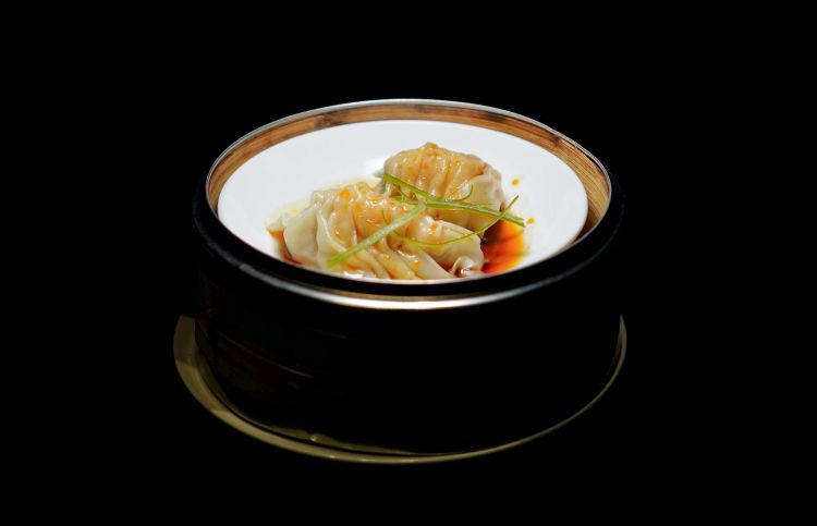 Spicy Sechuan wanton: wanton ripieni di gamberi, pollo, fughi shiitake e serviti con salsa dello Sechuan, piccantina, fresca e speziata
