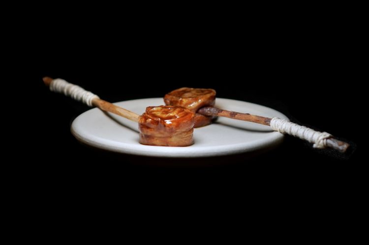 Pesce per davvero: spiedino di sella e filetto di pesce gatto marinato in shio-koji e avvolto in lardo e pancetta maison, confit nel burro nocciola, con olio di porro affumicato e yogurt
