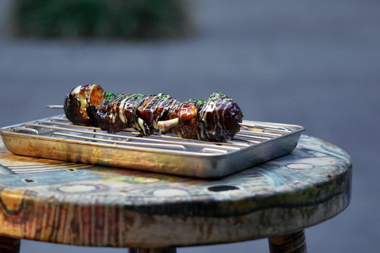 Spiedo bresciano: lo spiedo bresciano ovviamente senza uccellini, ma con patata cotta al burro, coscetta di pollo, roll di coniglio ripieno di lardo affumicato e polvere di pomodoro, coppa di maiale alla brace, fondo bruno, erba cipollina e salsa al rafano
