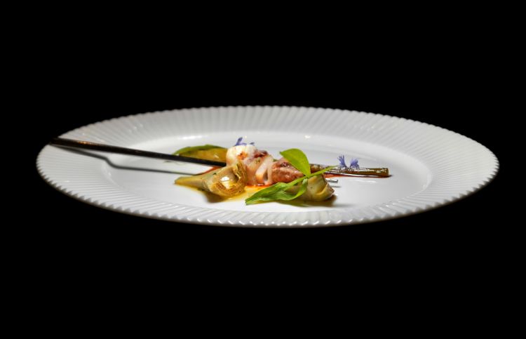 Spiedo di fiume e lago alla brace (storione, anguilla, pesce gatto, carpa), cuori di carciofo in agrodolce, finocchietto selvatico al burro, beurre blanc all’aneto. Da rivedere la porzionatura, i bocconi piccoli impediscono di distinguere bene il sapore dei singoli pesci
