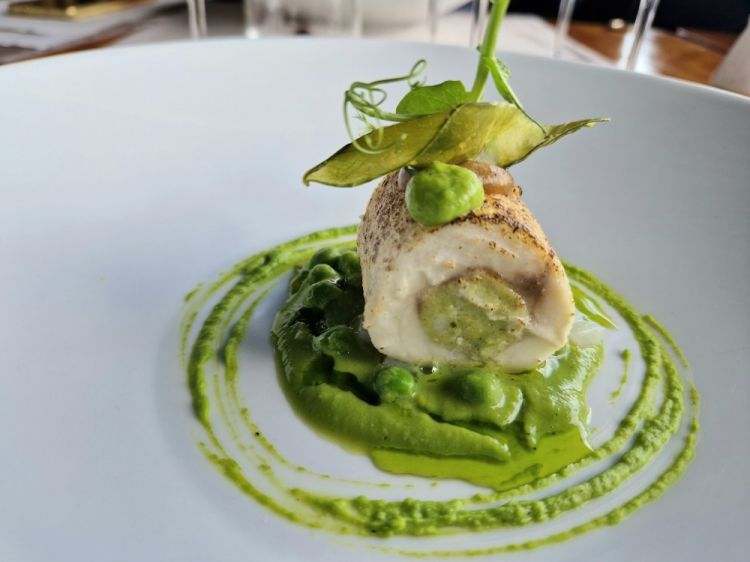 Spigola farcita con la sua mousseline, capesante, piselli alla menta e limone bruciato
