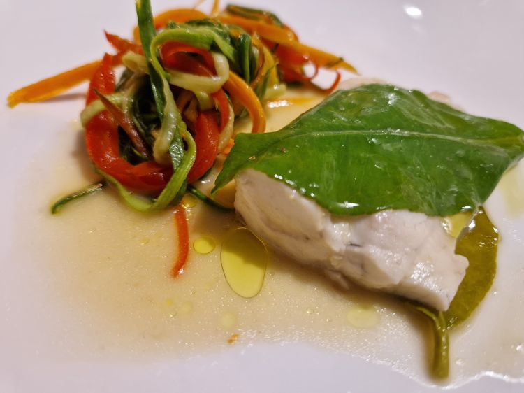 Spigola, foglie di limone, vegetali croccanti