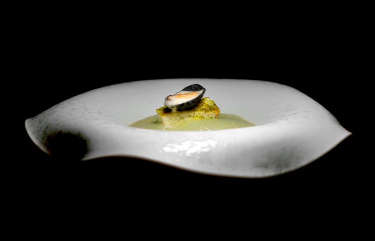 Spigola, piselli e miso (ora Spigola, pesca, mandorla e pomodoro): rappresenta la filosofia zero waste. Spigola, diverse consistenze di pisello (miso, purea, nuvola di baccelli di pisello), emulsione di cozze, finta cozza di nero di seppia