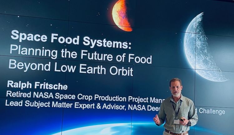 Ralph Fritsche studia per la NASA il cibo da portare e consumare nello spazio. Foto Martin Kaufmann