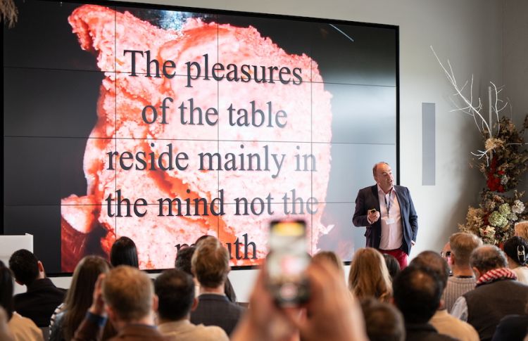 Charles Spence e lo studio della psicologia legata al cibo. Sullo schermo un'affermazione importante: "Il piacere della tavola risiede principalmente nella mente e non nella gola". Foto Martin Kaufmann