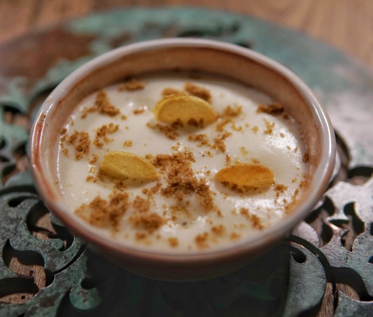 Spuma di patate di Pietramala aromatizzata alla vaniglia, mousse di cioccolato bianco, tartufo e polvere di buccia di patate
