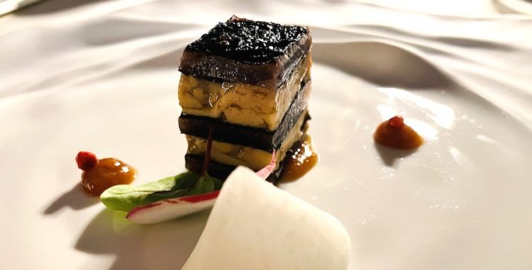 Millefoglie di foie gras, tonno rosso, alga nori, omaggio di Simone Perata a Martin Berasategui e alla sua celeberrima Millefoglie caramellata di foie gras, anguilla affumicata, cipollotti e mela verde, piatto proposto per la prima volta nel 1994
