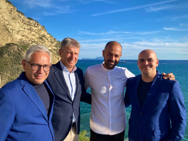 La squadra al completo del ristorante Caracol a Bacoli