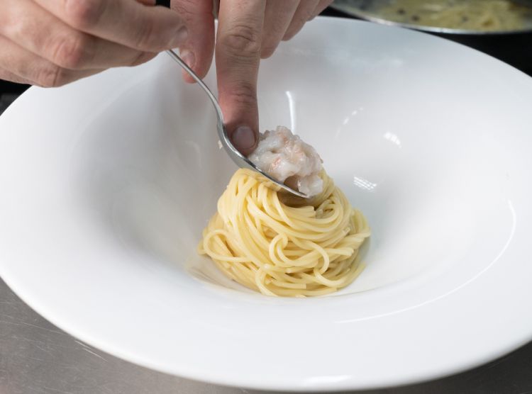 Spaghettino cotto in acqua di porri, scampi e pepe di Szechuan, chef Riccardo Raccuglia a Palermo
