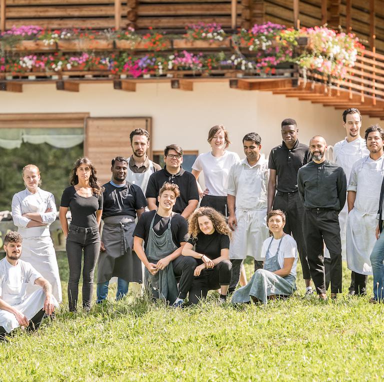 Lo staff del SanBrite, secondo da destra lo chef Riccardo Gaspari, alla sua destra la moglie Ludovica Rubbini, che si occupa di sala e cantina
