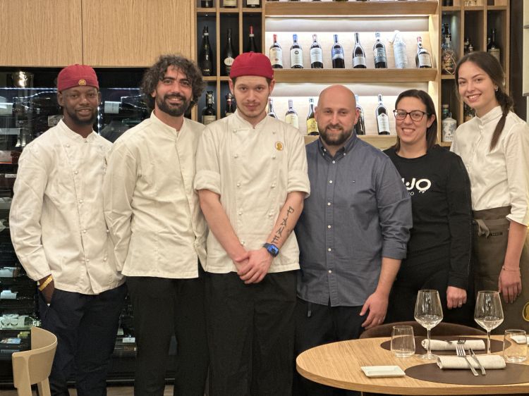 L'intero staff della Bottega Dannunziana: da sinistra, Diallo Bubacar, Simone Mirra, Daniel Tortella, Davide Longo, Francesca Sfamurri, Giada Di Silvestro.