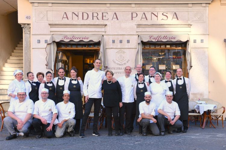 Andrea e Nicola Pansa con mamma Carla e lo staff d