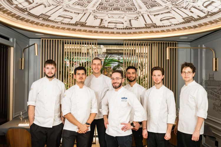 Lo chef Gabriele Eusebi insieme alla sua giovane brigata