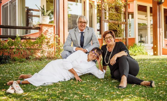 Isa Mazzocchi, in bianco, con il marito Roberto Gazzola e la sorella Monica Mazzocchi. Foto di Stefano Caffarri