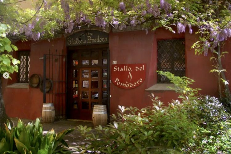 L'ingresso dell'osteria Stallo del Pomodo