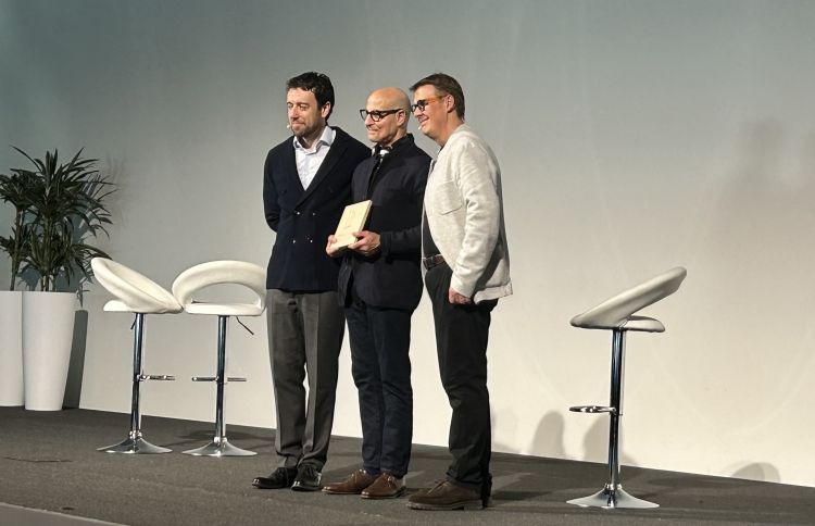 Stanley Tucci, al centro, riceve a Trieste la targ