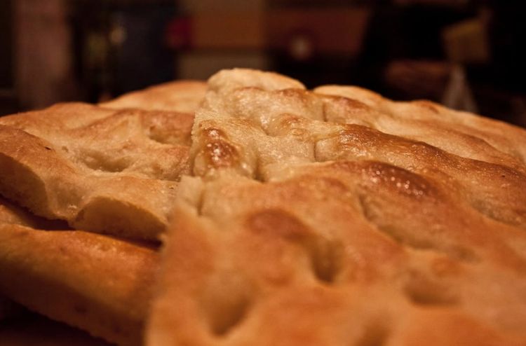 La straordinaria focaccia dell'Antico Forno della Casana a Genova