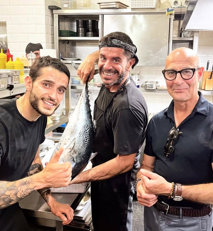 Mario e Diego di Diego Fish Club, nella loro cucina con Stanley Tucci
