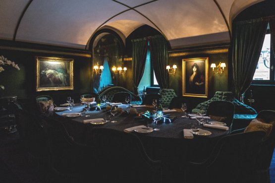 La Stanza Verde nella sua versione da cena, con il tavolo "imperiale", che ospita al massimo dodici commensali
