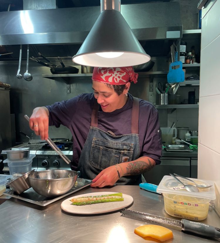 La chef Stefania Lioi all'opera