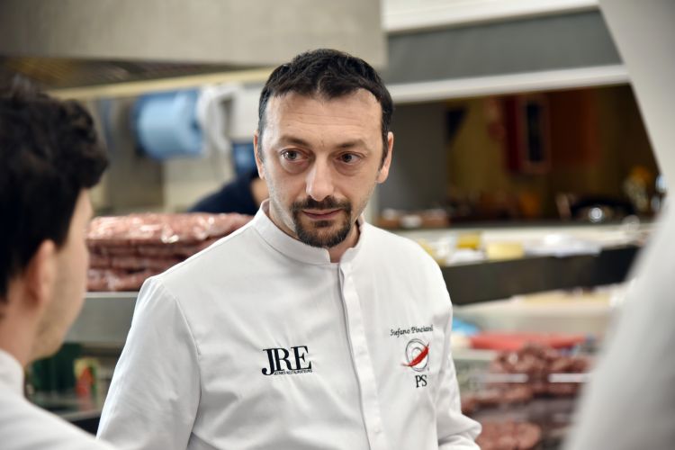 Lo chef Stefano Pinciaroli. Nel 2020 ha trasferito