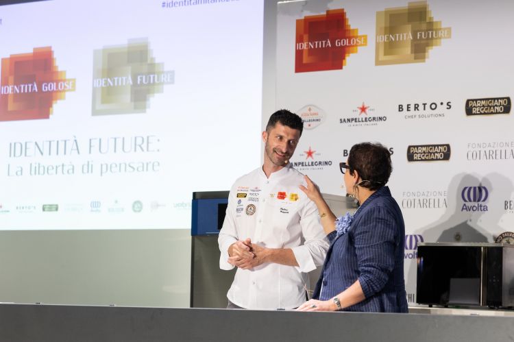 Stefano Guizzetti sul palco di Identità di Bufala
