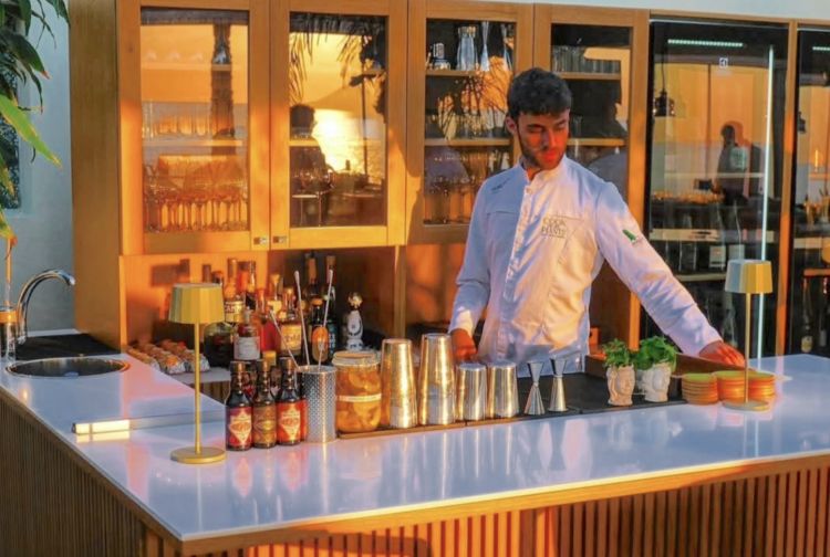 Stefano Milici al bancone cocktail, al tramonto