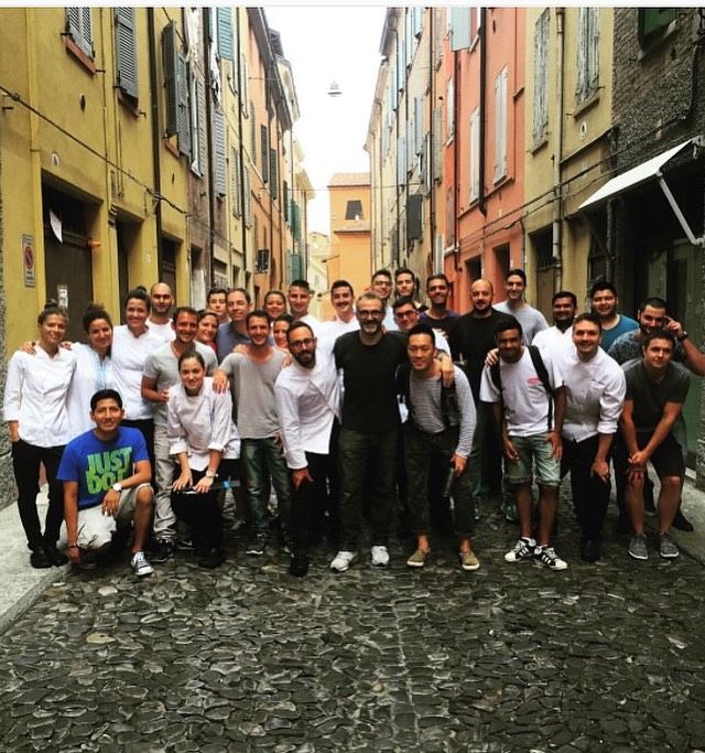 Stefano Secchi nel suo periodo modenese all'Osteria Francescana di Massimo Bottura, al centro del team