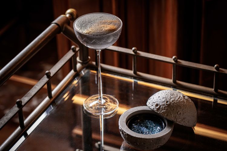 Il drink Stella di Luca a base di Bourbon Wild Turkey, Frangelico, latte di mandorla e pistacchio, carbone attivo, albume d’uovo, glitter, caviale al tartufo bianco