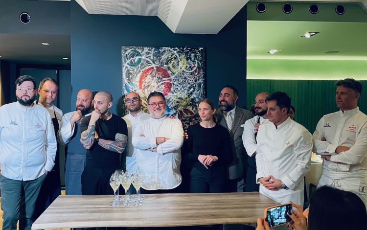 Foto ricordo degli chef coinvolti nella seconda ed