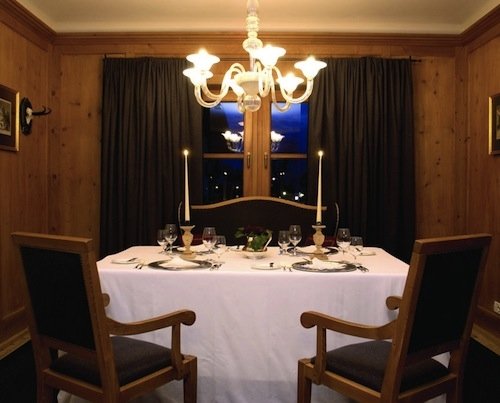 St Hubertus dell'hotel Rosa Alpina di San Cassiano, val Badia, Alto Adige. Due preferenze (foto Panoramio)