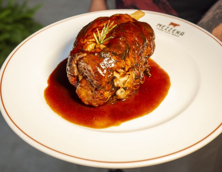 Stinco di maiale alla birra, un classico del Mezzena
