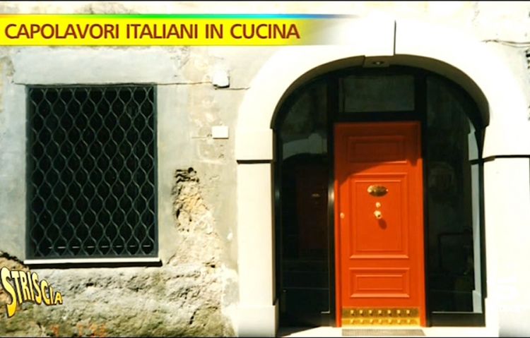 La famosa porta rossa di Antonello Colonna ai tempi del ristorante a Labico
